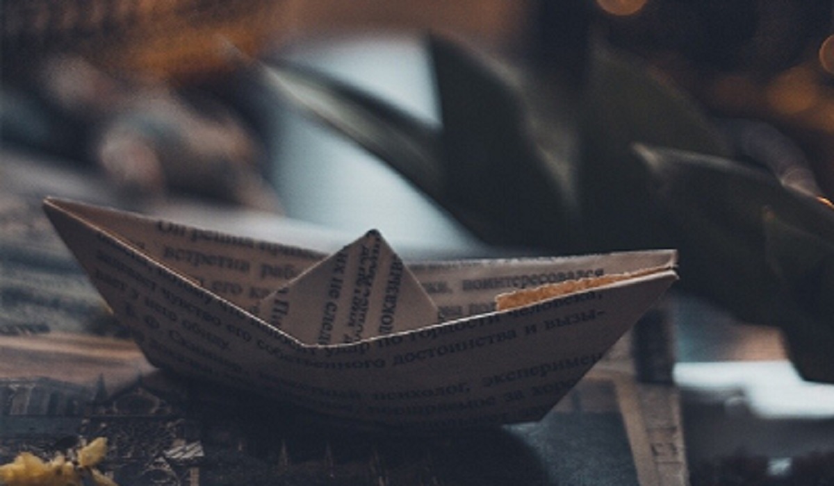 ein Papierschiff gefaltet aus einer Zeitung